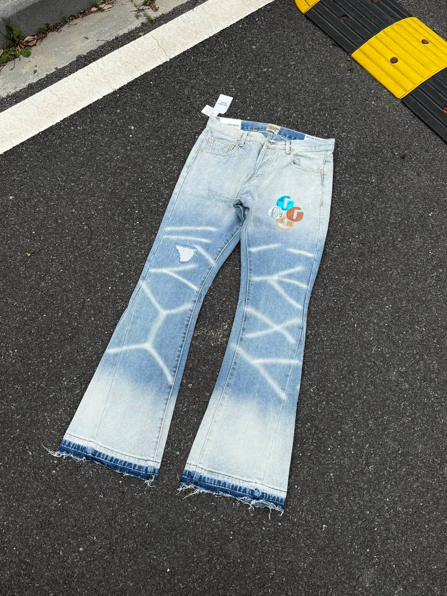 P240💰G66 GALLERY DEPT. Denim spliced ​​with all-over printed leather ripped bell-bottoms, washed and distressed jeans. GALLERY is attracted by these bell-bottoms. Whether it is a reset of Carhartt or Levis, it has created a strong brand style. Since these pants are modified from rare vintage, the production capacity is limited. Therefore, after many icons wore them, these pants were once hard to find. Later, perhaps due to the improvement of GD's business in the past two years and the expansion of production lines, the brand itself lowered the price, so I can't wait any longer for these pants this year and will definitely buy them. During the process of the denim washing plant, the owner of the washing plant helped introduce a boss who had worked for Levi's foundry and started his own business. This also paved the way for the following styles. Therefore, Levi's remodeled single product for the base plate is really familiar. Whether it is the fabrics supplied or the lathes used in production, there is nothing to choose from. -Color: blue -Size: S-XXL (corresponding to 28-36)